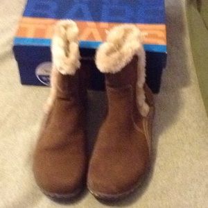 Leather boots,faux fur lining.